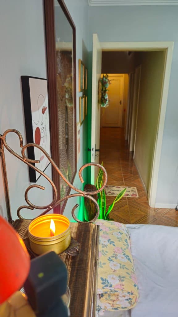 Corredor do Espaço Intimista com vela acesa