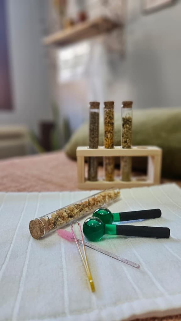 Utensílios e ervas para cuidados faciais