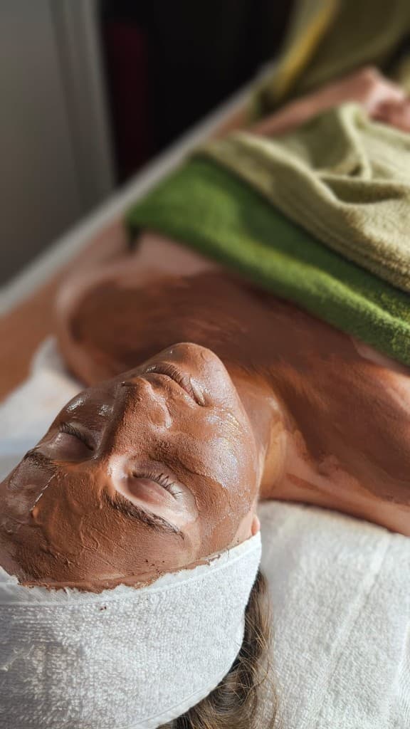Máscara facial aplicada no atendimento