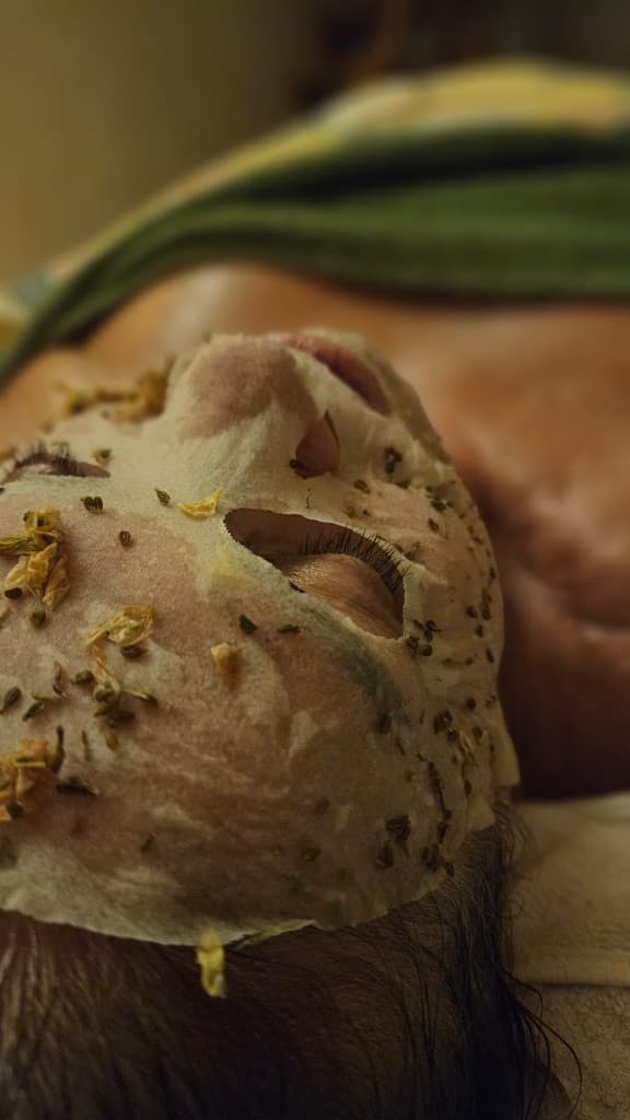 Máscara facial com ervas durante o cuidado
