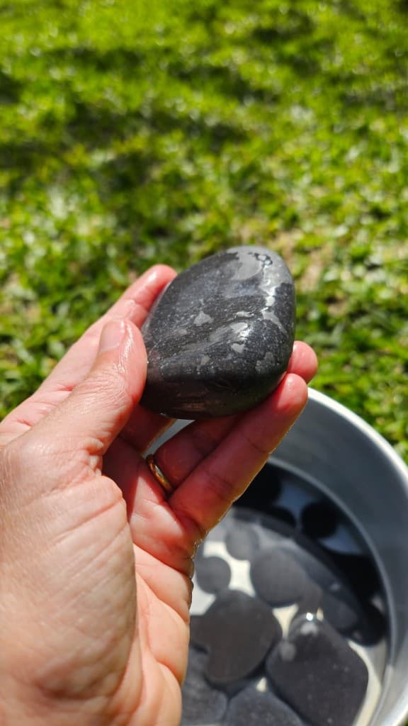 Pedra quente nas mãos durante o atendimento