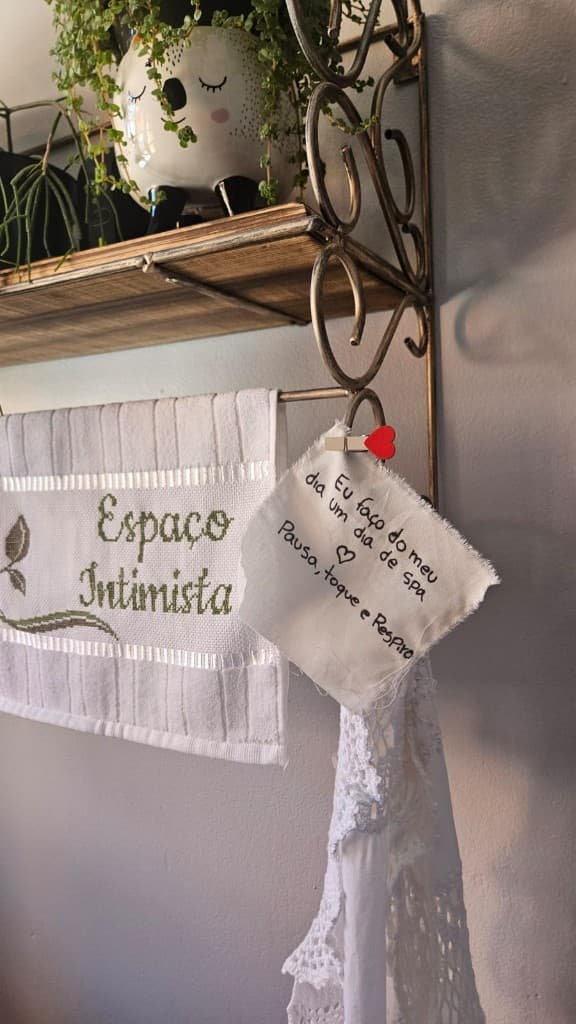 Toalha bordada com o nome Espaço Intimista